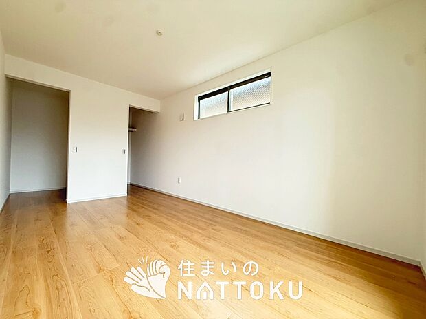 【現地写真（寝室）】木目の美しさを際立たせるシンプルデザインの建具を使用しています。
