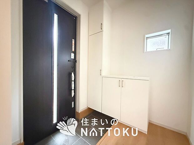 【現地写真（玄関）】玄関には、大型のシューズ収納を設置しています。