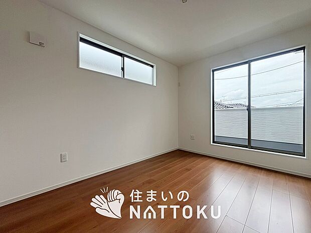 【現地写真（寝室）】木目の美しさを際立たせるシンプルデザインの建具を使用しています。