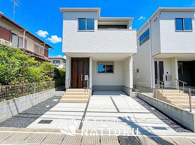 【現地写真（外観）【１号地】】軽くて火災に強い屋根材を採用し、地震時の建物への負担や揺れを軽減しています。
