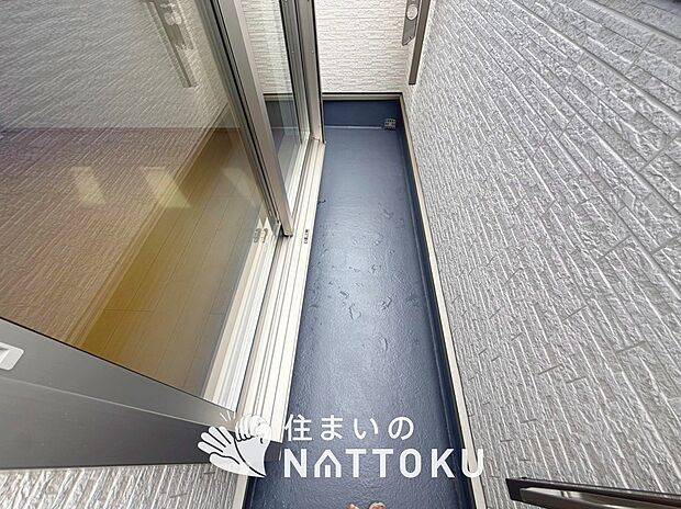 【バルコニー】奥行きが広く、洗濯物をゆったりと干せる十分な広さで、家族の洗濯も捗ります。