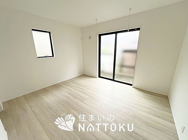【現地写真(寝室)】木目の美しさを際立たせるシンプルデザインの建具を使用しています。