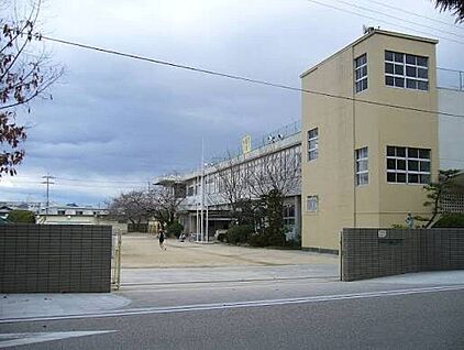 木津川市立相楽小学校 700ｍ(徒歩9分)