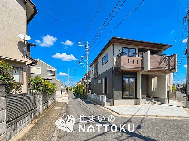 【現地写真（前道含む外観）】軽くて火災に強い屋根材を採用し、地震時の建物への負担や揺れを軽減しています。