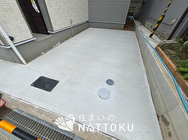 【現地写真（駐車場）】駐車スペースが広く、運転が苦手な方も安心です。
