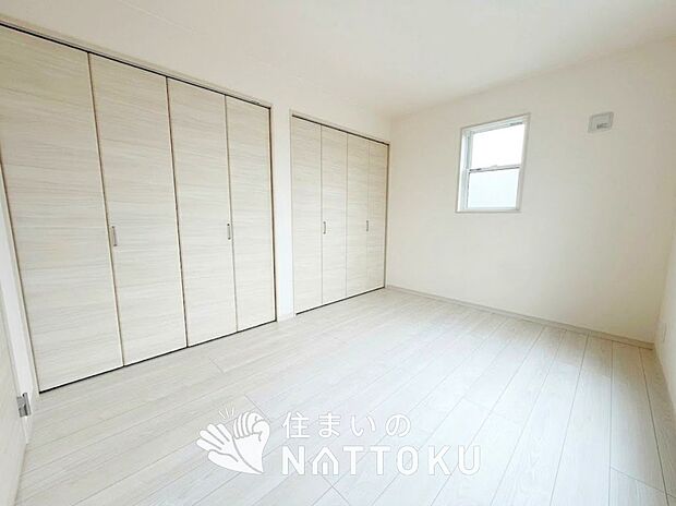 【現地写真（洋室）】木目の美しさを際立たせるシンプルデザインの建具を使用しています。