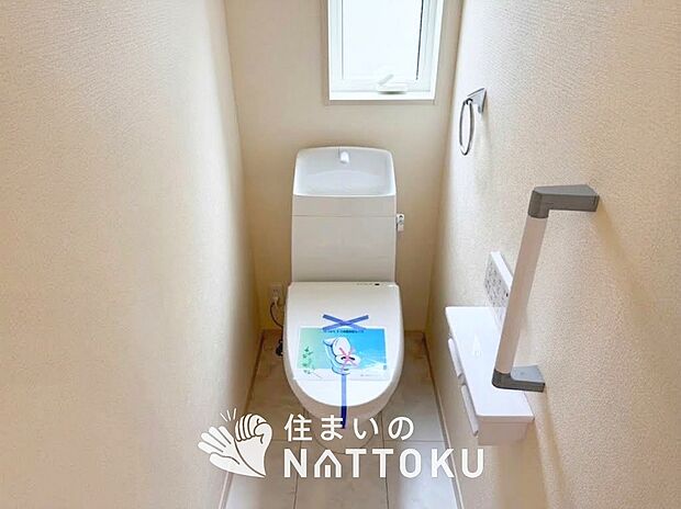 【トイレ】汚れてもサッとひと拭きでお手入れ簡単、エコ仕様の温水洗浄便座付きのトイレです。
バリアフリーにも配慮しています。
