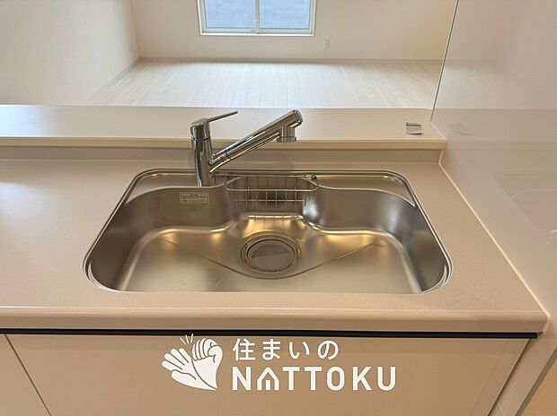 【浄水器内臓型ハンドシャワー付シンク】傷や汚れが付きにくい静音仕様の全面エンボス加工シンク。
また、蛇口の先端に浄水器を内蔵。浄水シャワーが使える毎分4リットルのたっぷり浄水。

