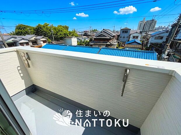 【バルコニー】奥行きが広く、洗濯物をゆったりと干せる十分な広さで、家族の洗濯も捗ります。