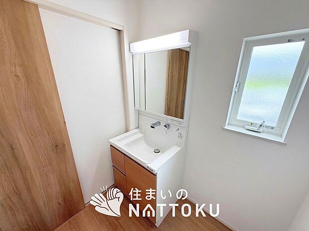【洗面台・洗面所】鏡の両サイドは、必要なものを取出しやすく、大きな鏡面で朝の準備も快適。
使いやすいリフトアップ機能付きのシングルレバーシャワー水栓付です。