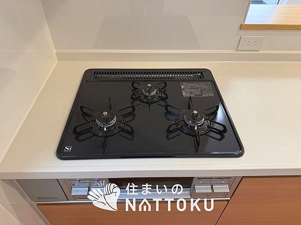 【ビルトインコンロ】フラットな構造で清掃性が高く、過熱防止センサー付3口タイプで日頃の家事も快適です。
