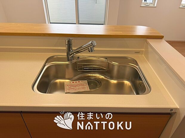 【浄水器内臓ハンドシャワー付シンク】広々とした凸型シンクに洗剤ポケットを標準装備。すっきり収納できます。
また、蛇口の先端に浄水器を内蔵しているため場所をとりません。