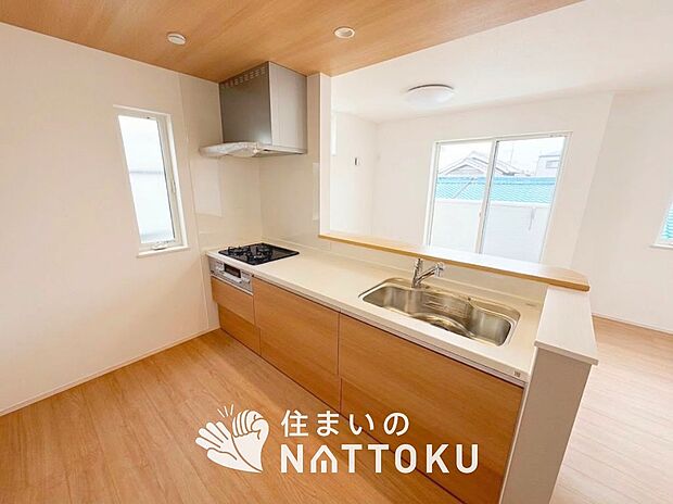 【現地写真(キッチン)】収納たっぷりのシステムキッチン、浄水器付水栓を標準装備しています。