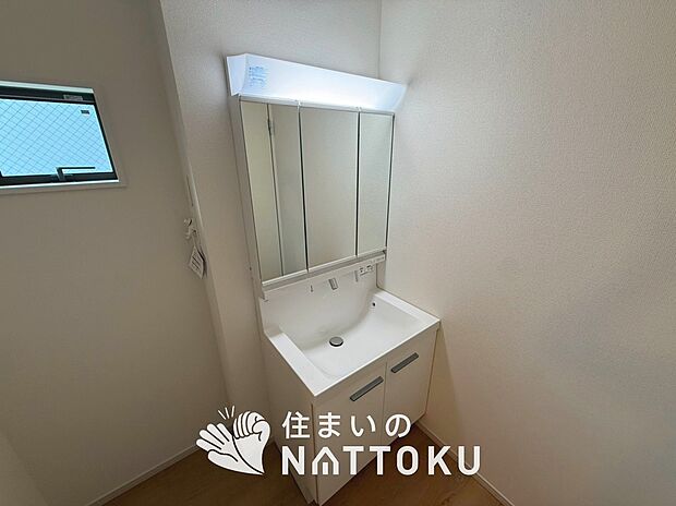 【洗面台・洗面所】鏡の両サイドは、必要なものを取出しやすく、大きな鏡面で朝の準備も快適。
使いやすいリフトアップ機能付きのシングルレバーシャワー水栓付です。