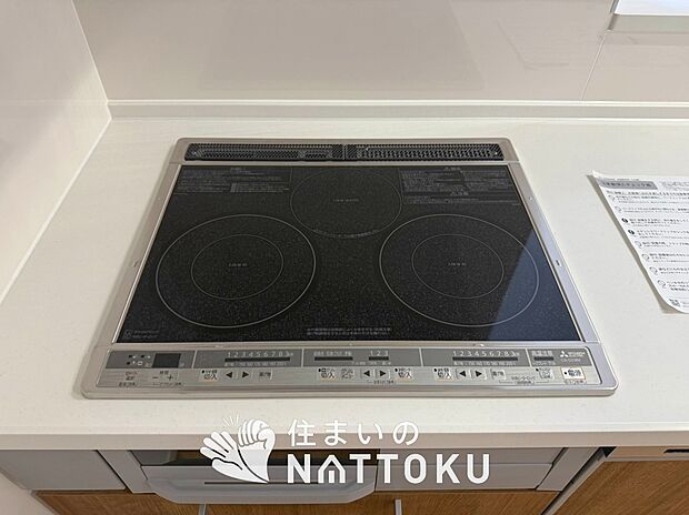 【ビルトインコンロ】フラットな構造で清掃性が高く、過熱防止センサー付3口タイプで日頃の家事も快適です。