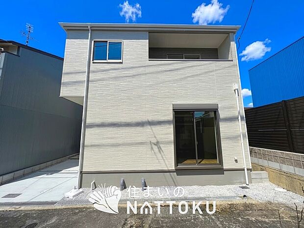 【現地写真(外観)】軽くて火災に強い屋根材を採用し、地震時の建物への負担や揺れを軽減しています。