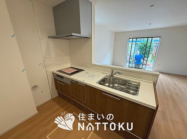【現地写真(キッチン)】収納たっぷりのシステムキッチン、浄水器付水栓を標準装備しています。