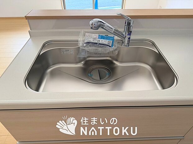 【浄水器内臓ハンドシャワー付シンク】広々とした凸型シンクに洗剤ポケットを標準装備。すっきり収納できます。
また、蛇口の先端に浄水器を内蔵しているため場所をとりません。