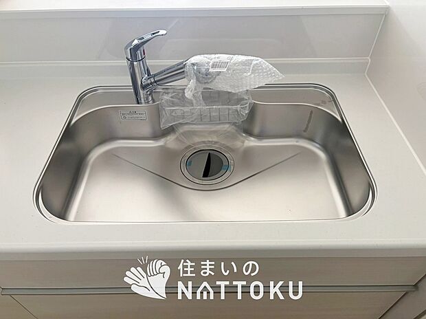 【浄水器内臓ハンドシャワー付シンク】広々とした凸型シンクに洗剤ポケットを標準装備。すっきり収納できます。
また、蛇口の先端に浄水器を内蔵しているため場所をとりません。
