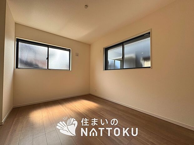 【現地写真(洋室)】木目の美しさを際立たせるシンプルデザインの建具を使用しています。