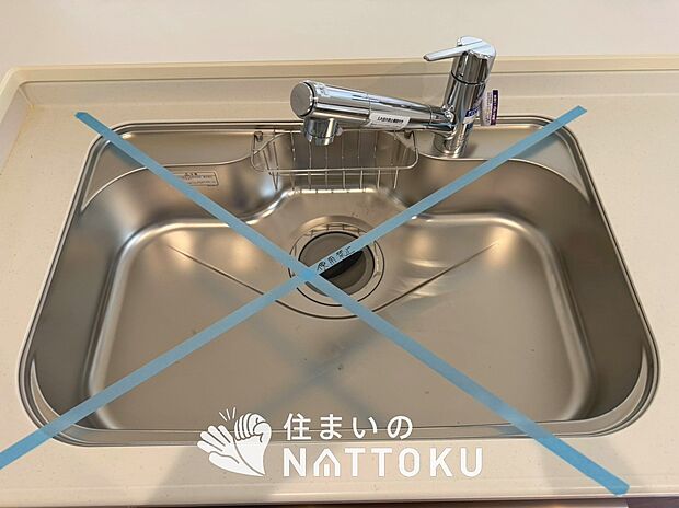 【浄水器内臓型ハンドシャワー付シンク】傷や汚れが付きにくい静音仕様の全面エンボス加工シンク。
また、蛇口の先端に浄水器を内蔵。浄水シャワーが使える毎分4リットルのたっぷり浄水。