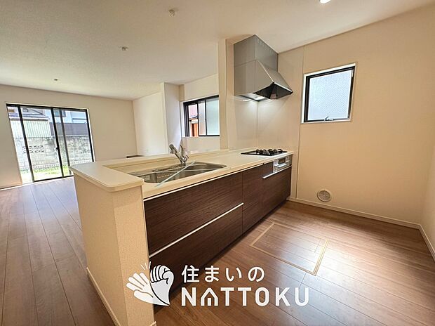 【現地写真(キッチン)】収納たっぷりのシステムキッチン、浄水器付水栓を標準装備しています。