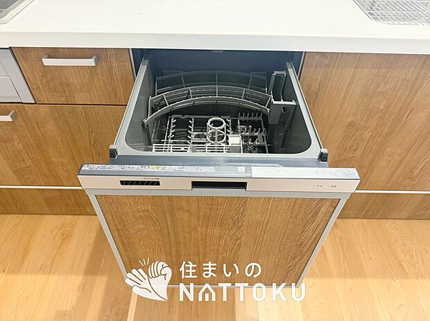 【食器洗い乾燥機】食後の時間にゆとりを与えてくれる食器洗い乾燥機。
操作ボタンも上面にあるので、腰をかがめずに操作ができラクラクです。