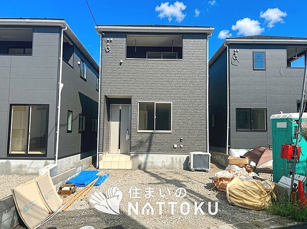 【現地写真（外観）【３号地】】軽くて火災に強い屋根材を採用し、地震時の建物への負担や揺れを軽減しています。