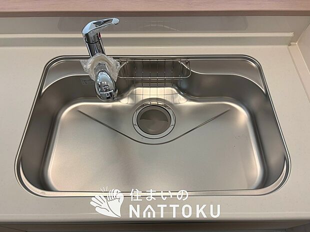 【浄水器内臓ハンドシャワー付シンク】広々とした凸型シンクに洗剤ポケットを標準装備。すっきり収納できます。
また、蛇口の先端に浄水器を内蔵しているため場所をとりません。