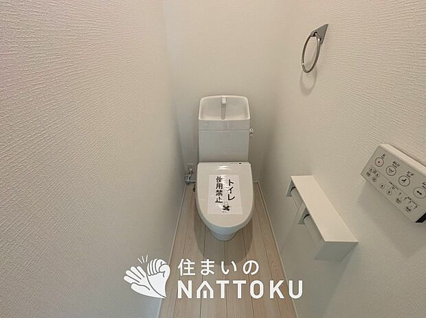 【トイレ】汚れてもサッとひと拭きでお手入れ簡単、エコ仕様の温水洗浄便座付きのトイレです。
バリアフリーにも配慮しています。
