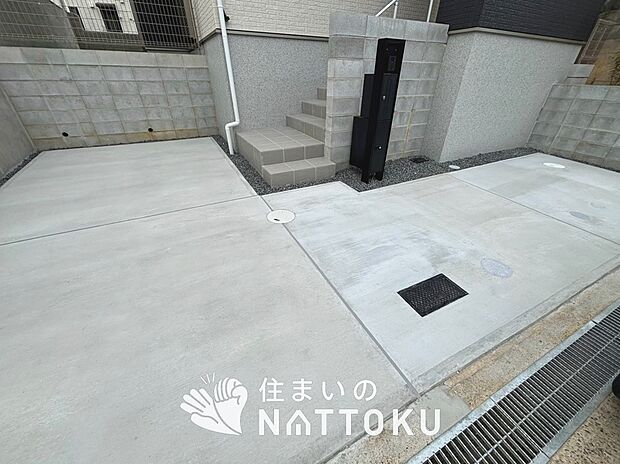 【現地写真（駐車場）】駐車スペースが広く、運転が苦手な方も安心です。