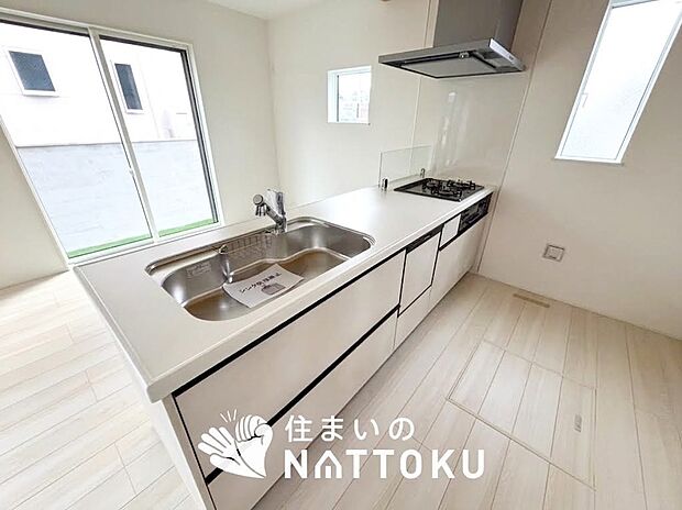 【現地写真（キッチン）】収納たっぷりのシステムキッチン、浄水器付水栓を標準装備しています。