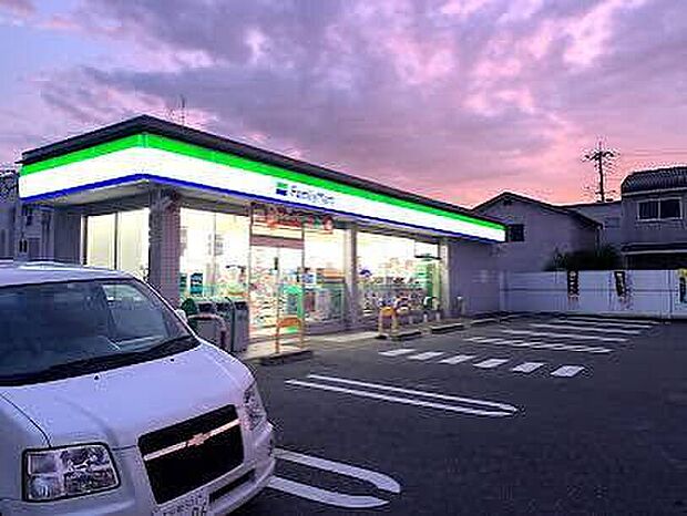 ファミリーマート八幡川口店(約330m)