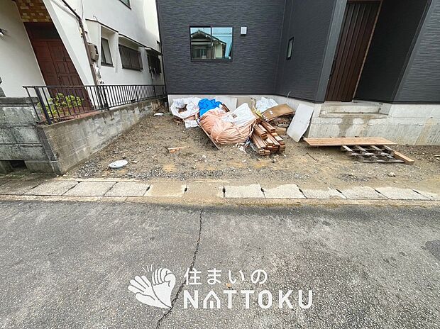 【現地写真(駐車場)】駐車スペースが広く、運転が苦手な方も安心です。