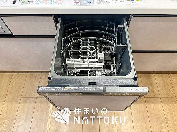 【食器洗い乾燥機】食後の時間にゆとりを与えてくれる食器洗い乾燥機。
操作ボタンも上面にあるので、腰をかがめずに操作ができラクラクです。

