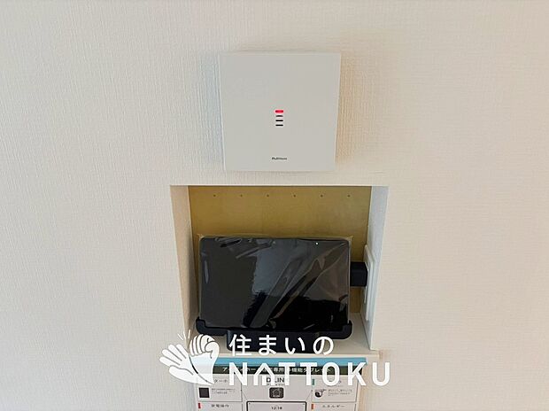 【TVモニター付インターホン】玄関の子機にカメラが付いており、来訪者の顔を確認できるため、音声だけの対応とは安心感が違います。
また、ハンズフリー通話で受話器を持つわずらわしさを解消できます。
