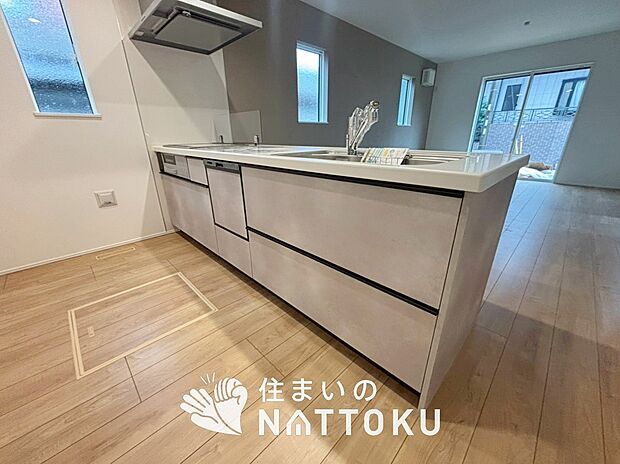 【現地写真（キッチン）】収納たっぷりのシステムキッチン、浄水器付水栓を標準装備しています。