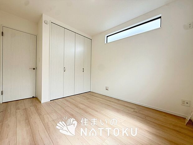【現地写真(洋室)】木目の美しさを際立たせるシンプルデザインの建具を使用しています。