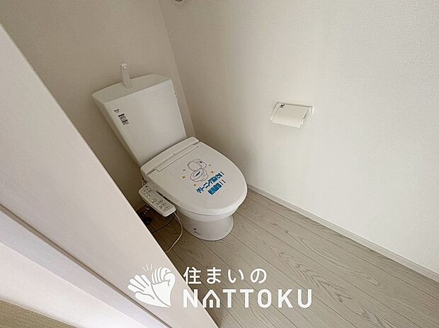 【トイレ】汚れてもサッとひと拭きでお手入れ簡単、エコ仕様の温水洗浄便座付きのトイレです。
バリアフリーにも配慮しています。
