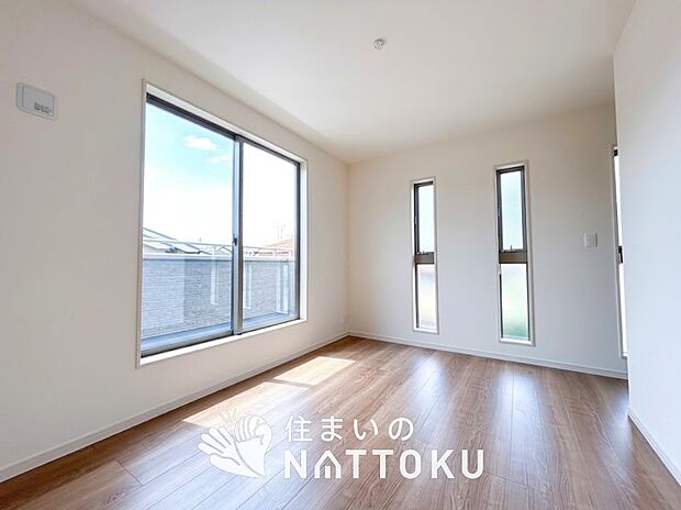 【現地写真(寝室)】木目の美しさを際立たせるシンプルデザインの建具を使用しています。