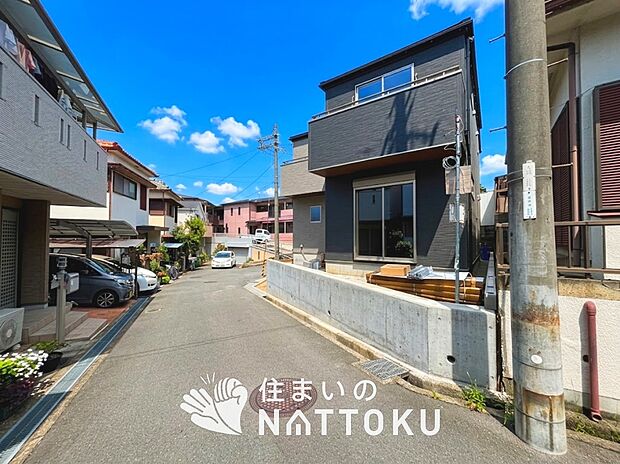 【現地写真(前道含む外観)】軽くて火災に強い屋根材を採用し、地震時の建物への負担や揺れを軽減しています。