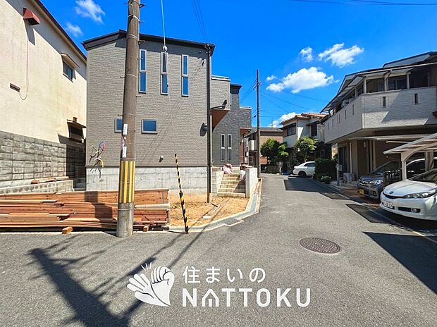 【現地写真(前道含む外観)】健康被害に配慮したもっとも安全性の高い建材を採用し、シックハウス対策をしております。