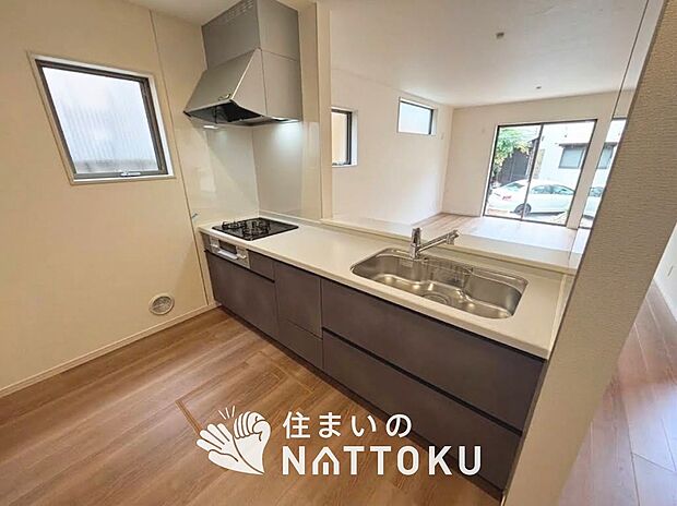 【現地写真(キッチン)】収納たっぷりのシステムキッチン、浄水器付水栓を標準装備しています。