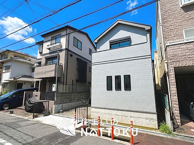 【現地写真(外観)】雨で汚れを落とし、耐久性・耐候性に優れた外壁を使用しています。