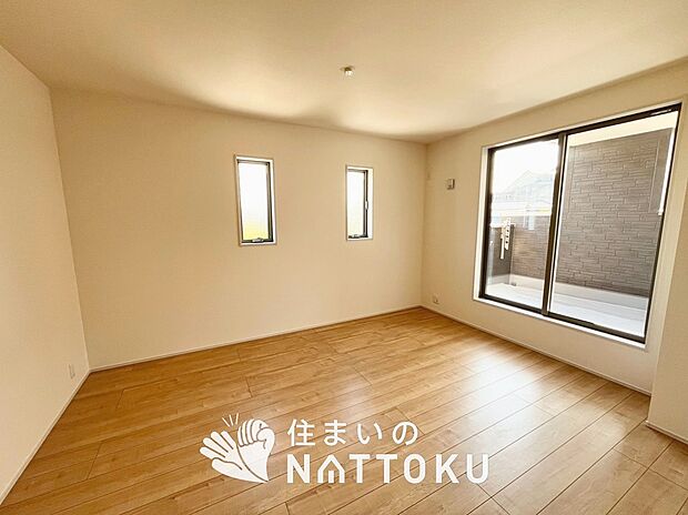 【現地写真（寝室）】木目の美しさを際立たせるシンプルデザインの建具を使用しています。