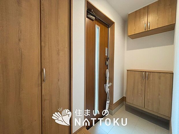【現地写真(玄関)】玄関には、大型のシューズ収納を設置しています。