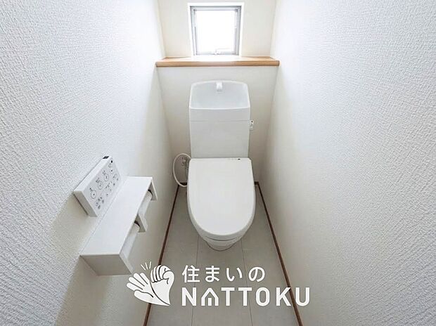 【トイレ】汚れてもサッとひと拭きでお手入れ簡単、エコ仕様の温水洗浄便座付きのトイレです。
バリアフリーにも配慮しています。