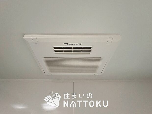 【浴室暖房換気乾燥機】サイドブロー機能で、乾燥効率アップです。
サイドに吹き出しを搭載することにより浴室内を端まで循環する気流ができ、さらに省エネ性能がアップします。