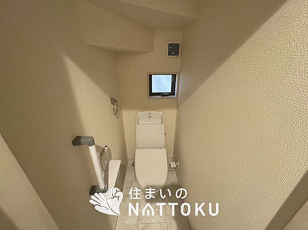 【トイレ】汚れてもサッとひと拭きでお手入れ簡単、エコ仕様の温水洗浄便座付きのトイレです。
バリアフリーにも配慮しています。