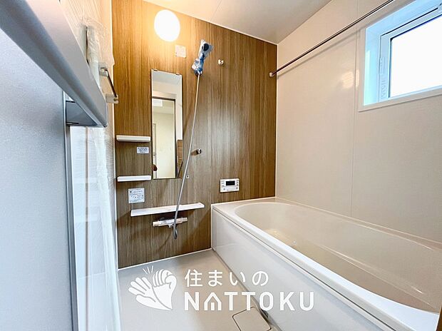 【現地写真(浴室)】浴室暖房乾燥機付き。1坪タイプで広々です。